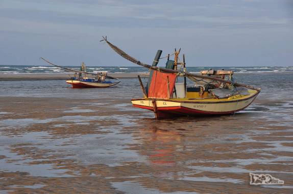 Maré baixa na praia de Pontal do Maceió, em Fortim, litoral do Ceará